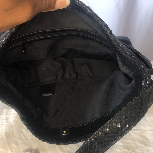STONE & COMPANY black leather snakeskin print shoulder bag. Silver hardware. - Picture 12 of 14